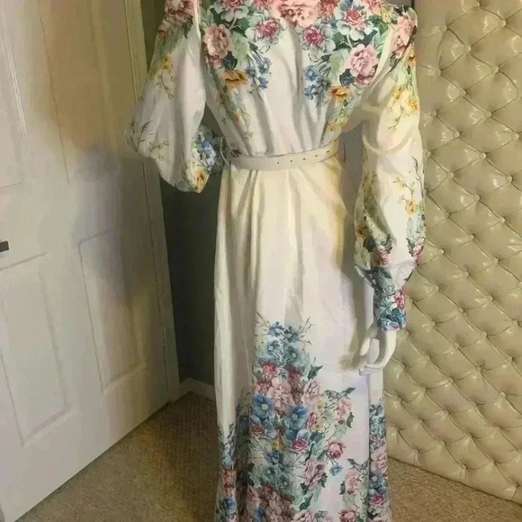 CUTELY COVERED MAXI FLORAL DRESS SIZE MEDIUM.  D9 - Picture 5 of 16